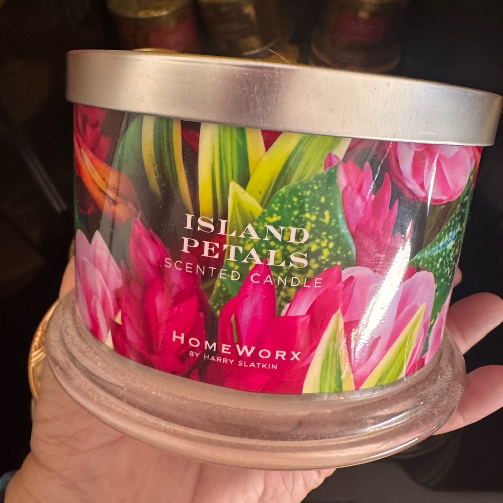 HomeWorx Island Petals Scented Candle
